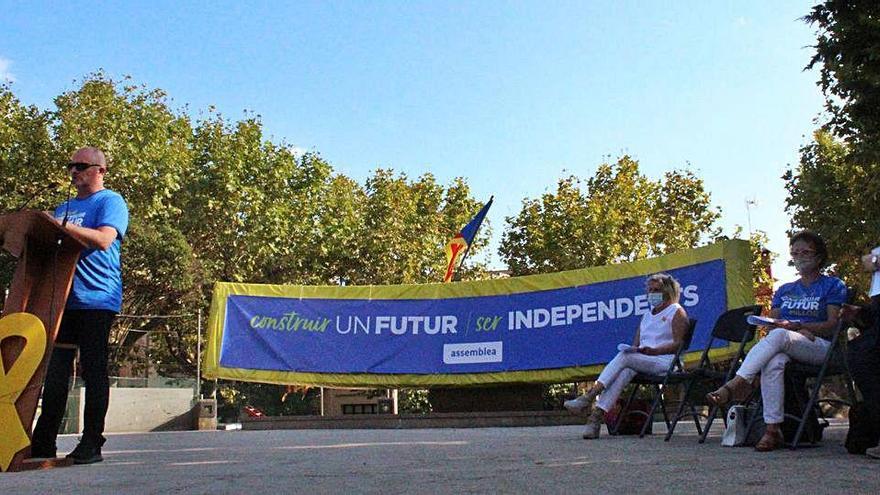 Toni Albà fa el seu discurs davant del monument de la plaça del Camp, embolicat de groc per l&#039;organització, que el considera franquista