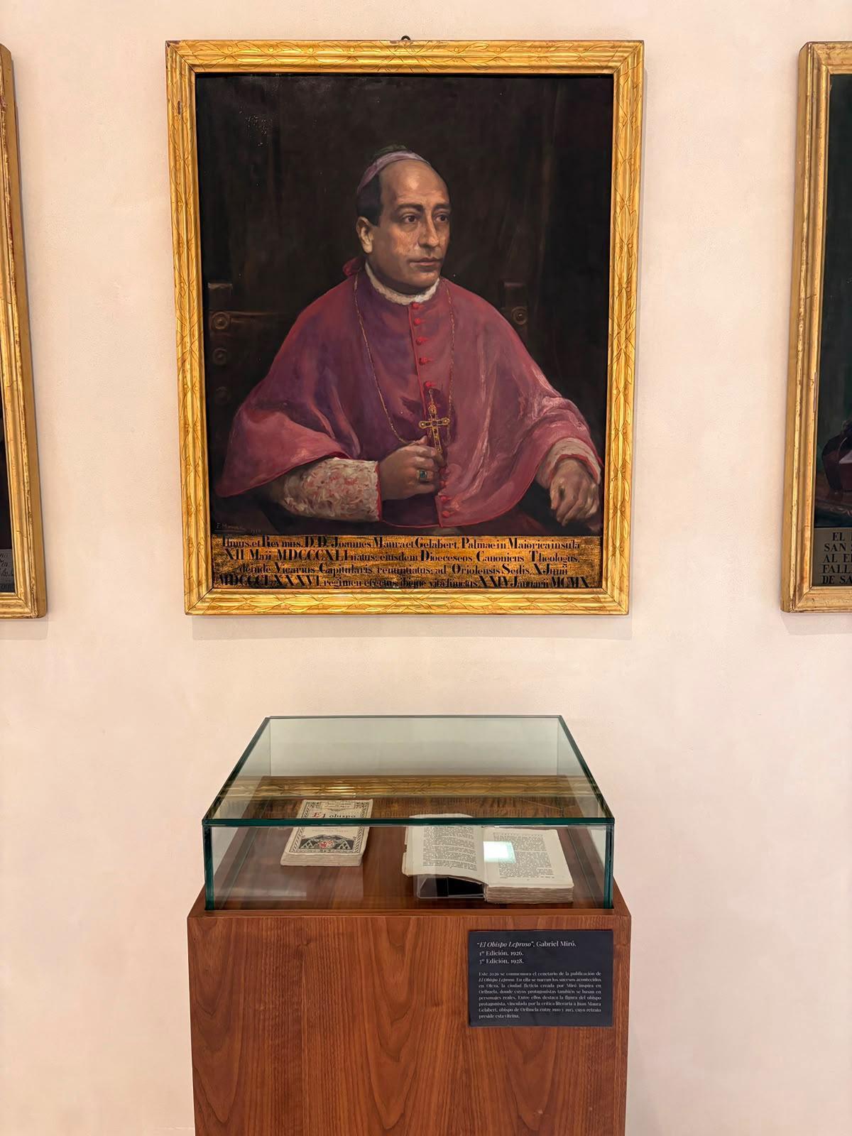 Ejemplar original de la primera edición de 1926 junto al retrato del prelado, en el Museo de Arte Sacro