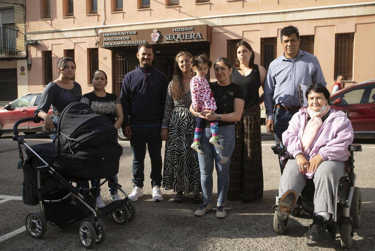 De izquierda a derecha: Liseth, Martha, Ronaldo, Aurelia, Kelly, Juliana, Diego y Ángeles, ante el CATE de Burjassot.