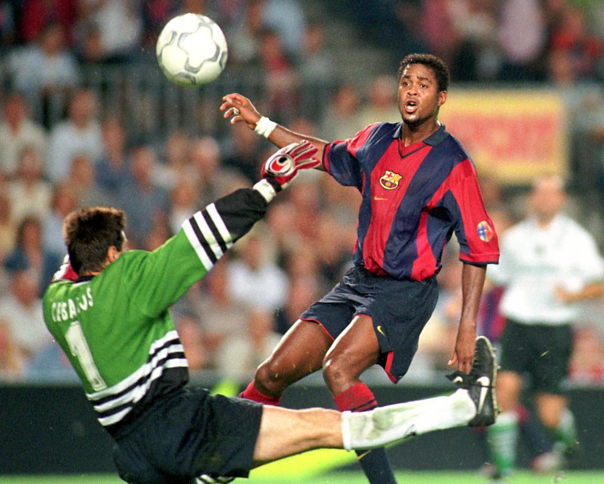 Kluivert trata de superar a Ceballos en el año 2000.