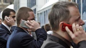 Gente hablando por telefono