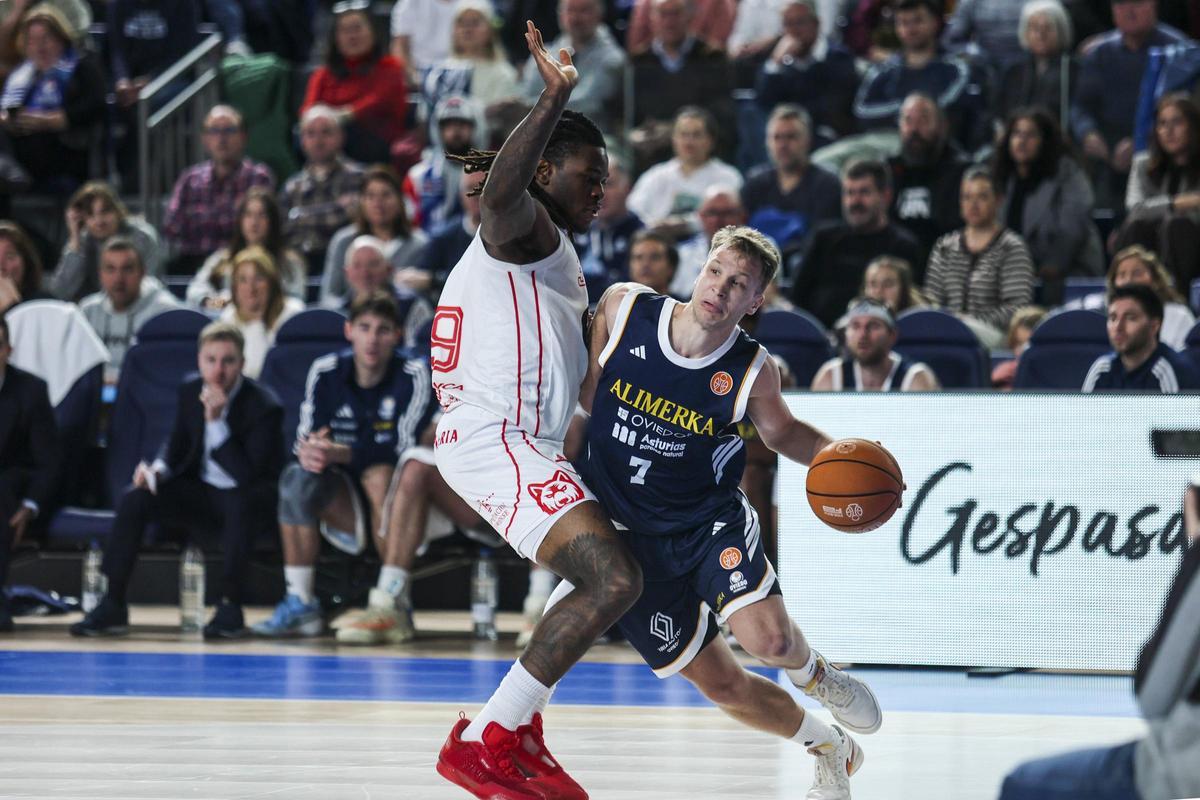 Todas las imágenes del Palacio de los Deportes: mates, charanga y victoria del Alimerka Oviedo Baloncesto ante el Ourense