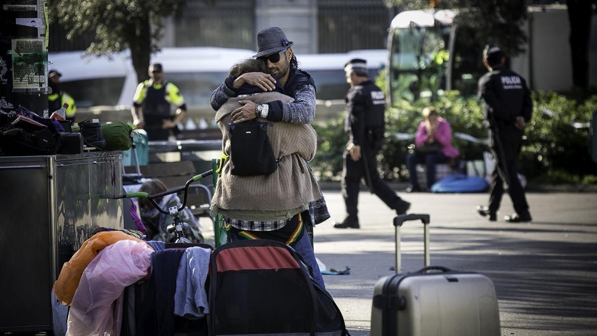 Desalojados los campamentos de la Plaça de Catalunya