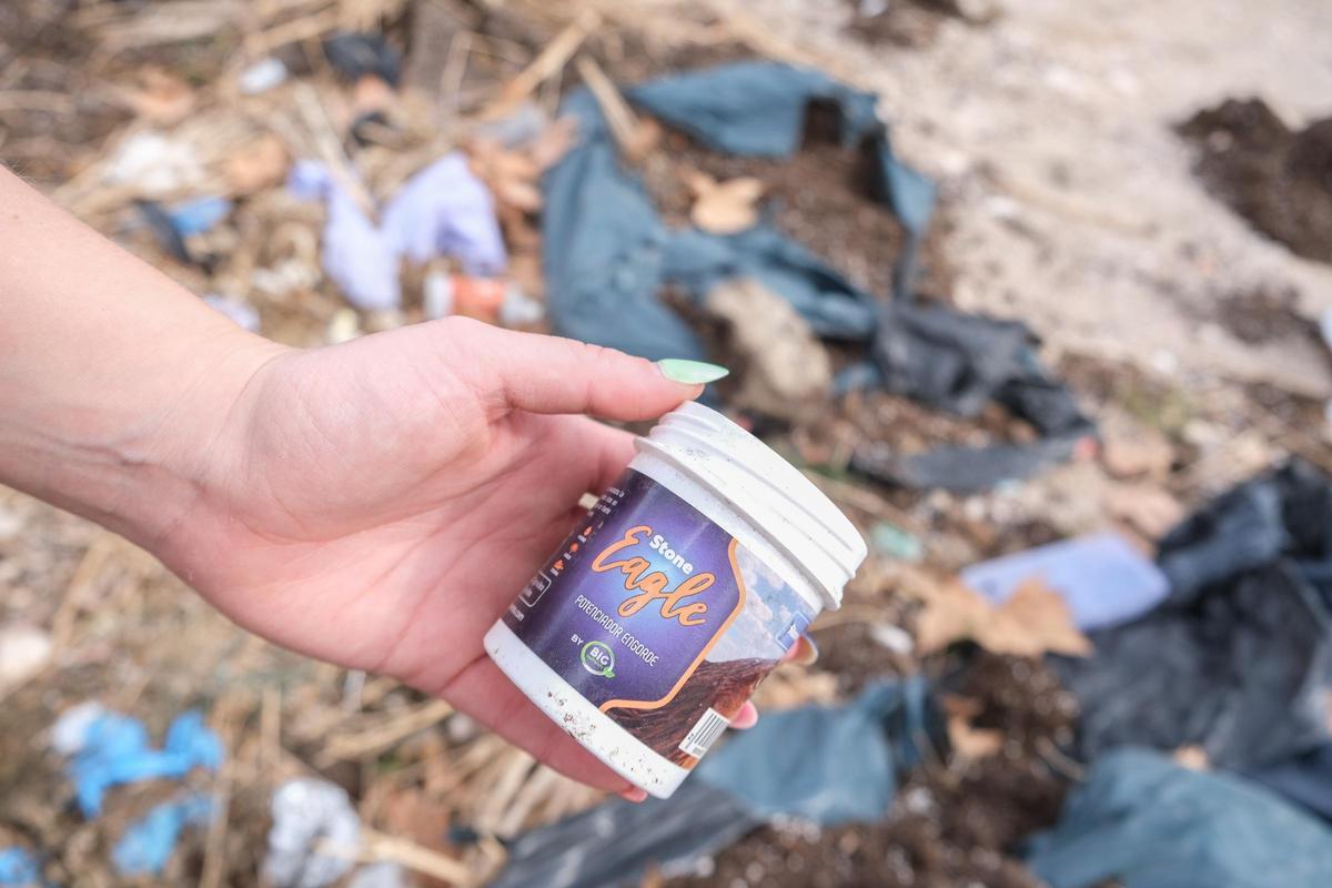 Un vertedero de marihuana junto al polideportivo de Villena