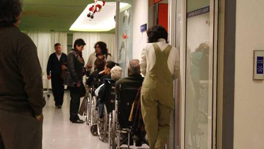 Pacientes en el servicio de Urgencias, ayer por la tarde