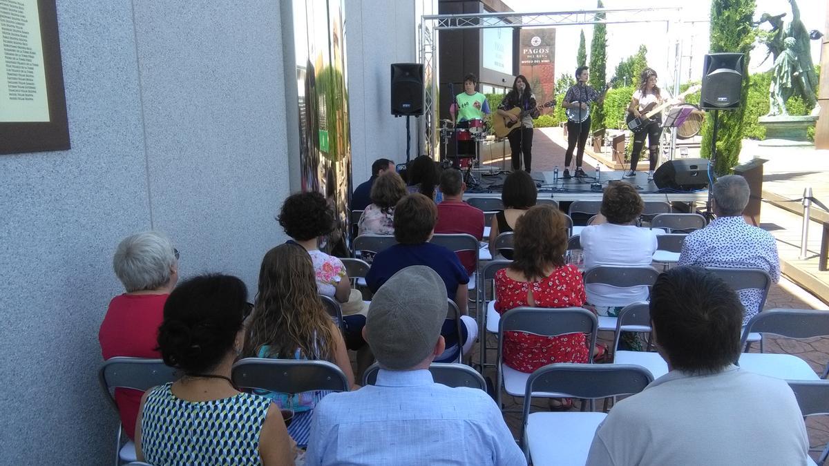 El público disfruta de un concierto celebrado en la terraza del Museo del Vino