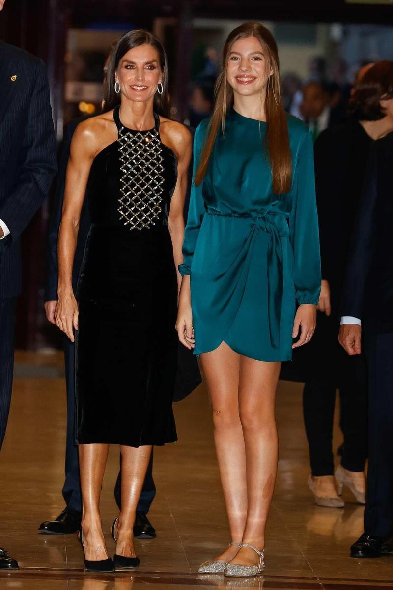 La reina Letizia y la infanta Sofía en el Concierto de los Premios Princesa de Asturias 2022