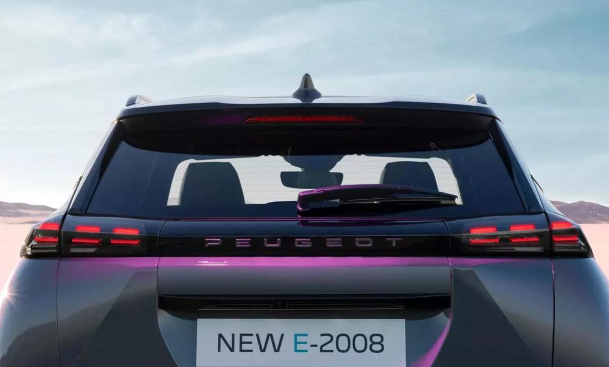 Peugeot E-2008.