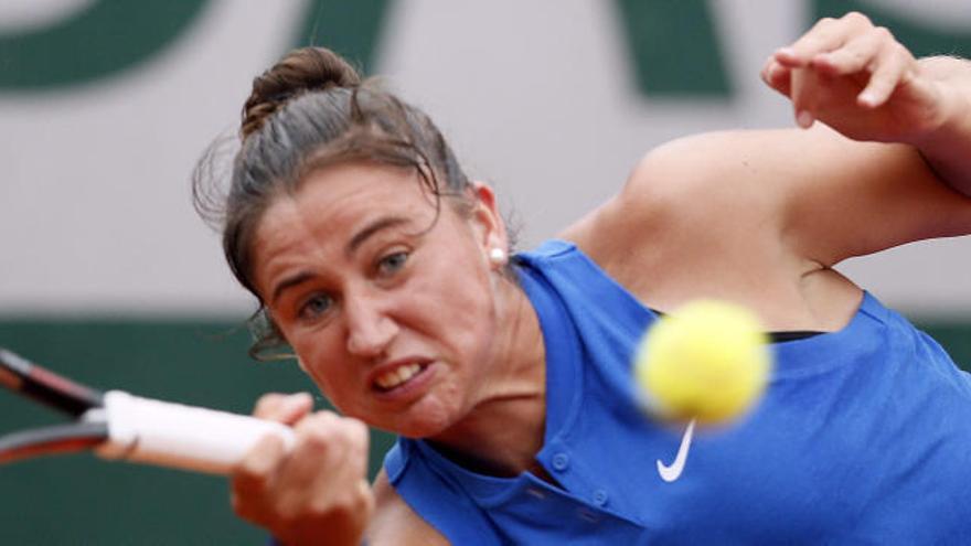 Sara Sorribes golpea la pelota en la primera ronda de Roland Garros.