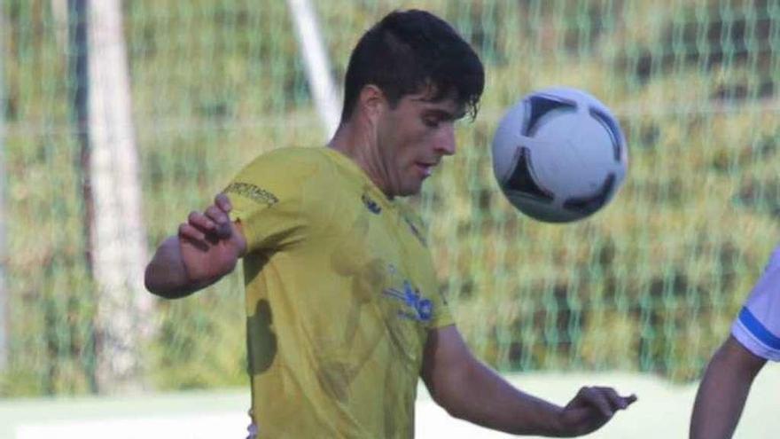 Un jugador del Sanxenxo controla el balón en un partido. // José Lores