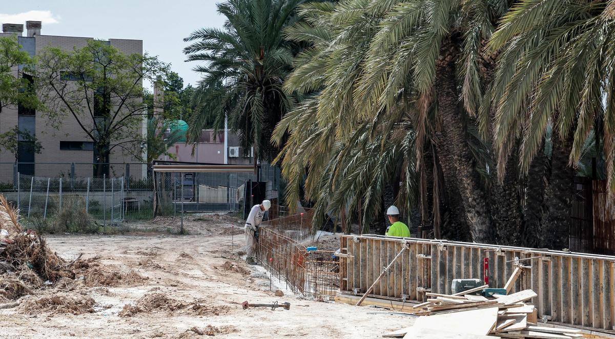 Cerramiento del huerto de Elche junto a uno de los párkings próximos