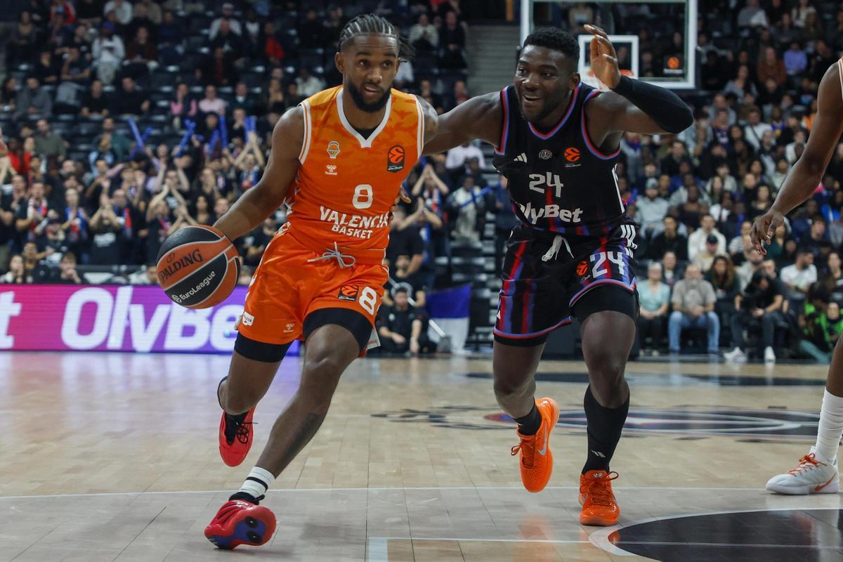Paris (France), 13/11/2025.- Yakuba Ouattara (R) of Paris Basket and Jean Montero (L) of Valencia Basket Club in action during the Euroleague Basketball match between Paris Basketball and Valencia Basket Club in Paris, France, 13 November 2025. (Baloncesto, Euroliga, Francia) EFE/EPA/Mohammed Badra