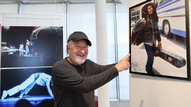 Francesc Fàbregas con una de las icónicas fotos que le hizo a Bob Marley en el aeropuerto de Eivissa. |