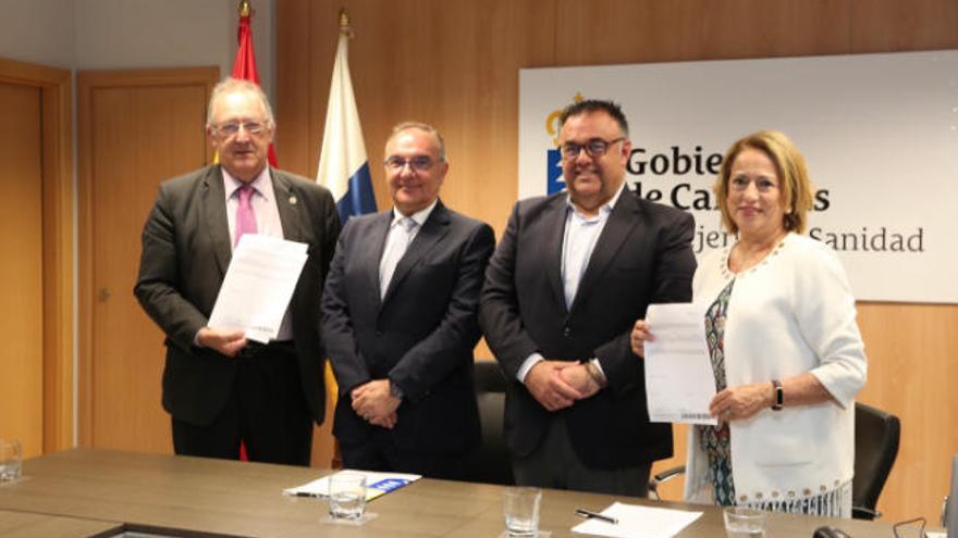 El consejero de Sanidad con el director el SCS y los presidentes de los Colegios de Enfermería.