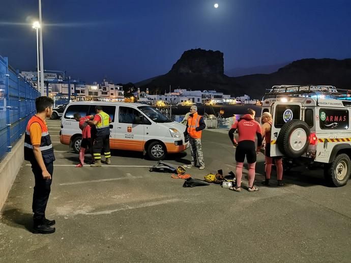 Búsqueda de un hombre en la playa de Guayedra