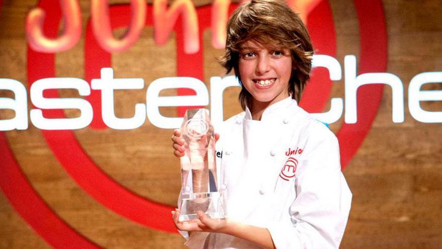 Manuel, con el trofeo de vencedor de &#039;MasterChef Junior&#039;.