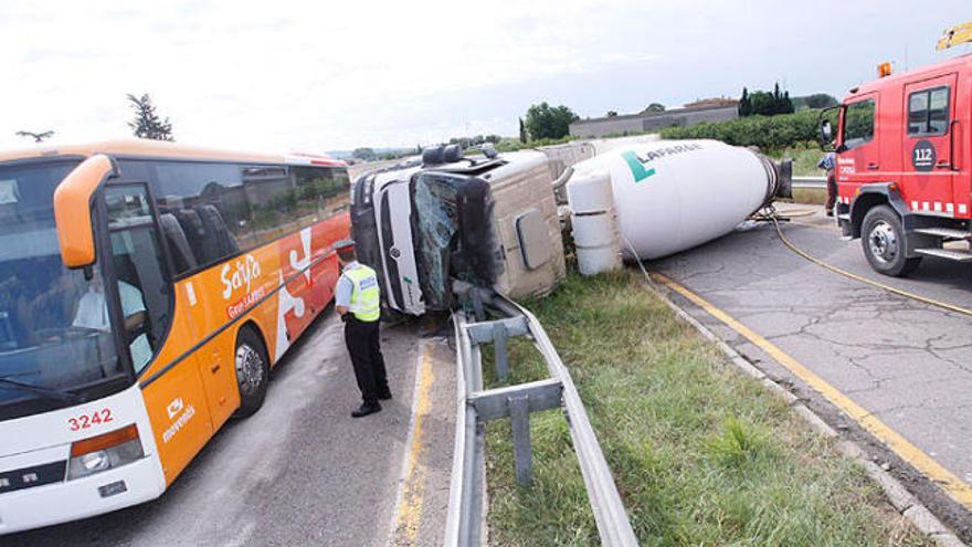 La formigonera sortia de l&#039;autopista però va quedar estesa sobre el carril d&#039;accés.