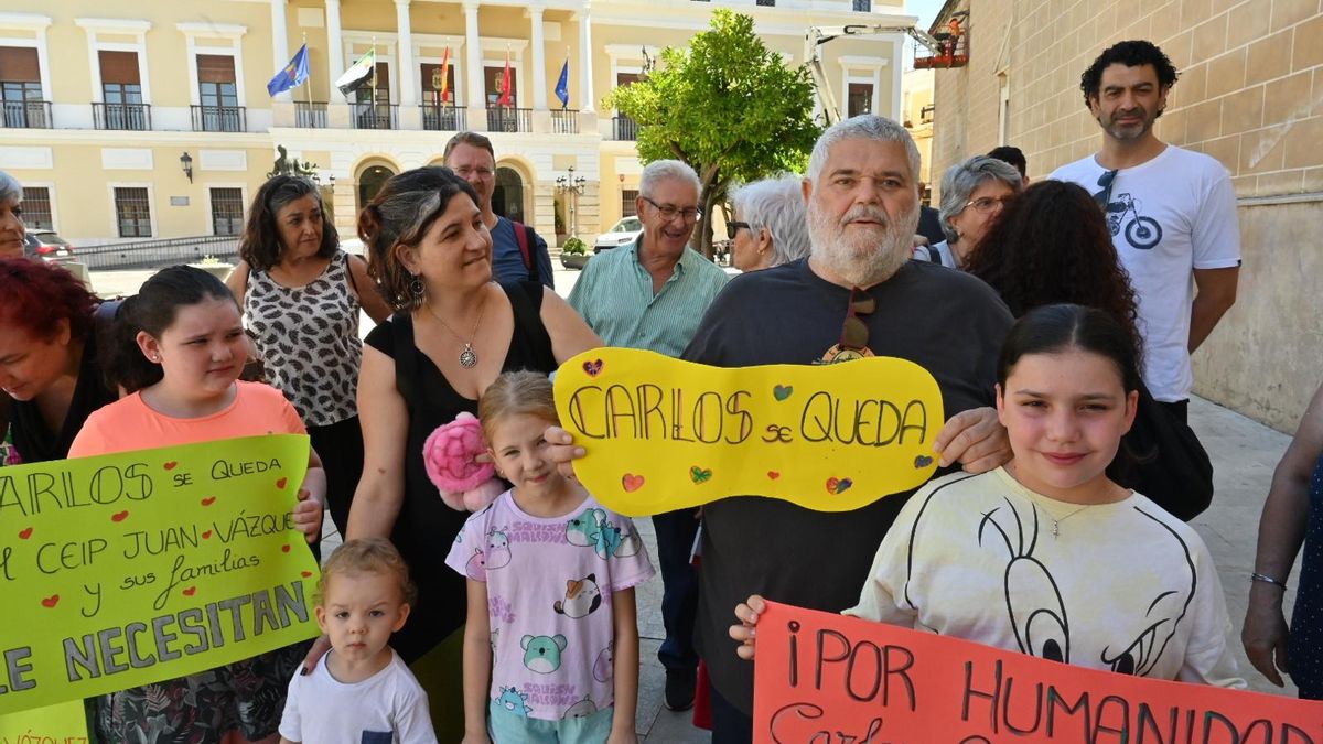 Carlos Orellana, este lunes, con su familia y un grupo de padres y alumnos, en la plaza de España.