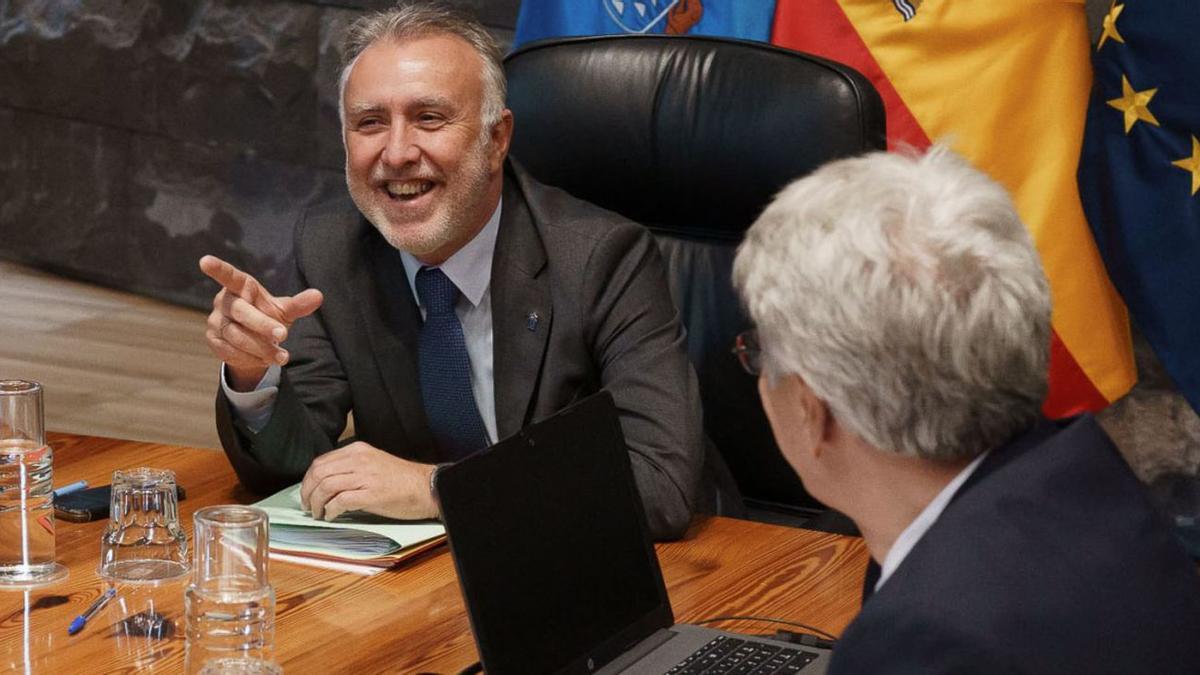 El presidente del Gobierno canario, Ángel Víctor Torres, y el consejero y portavoz Julio Pérez durante el Consejo de Gobierno celebrado ayer.