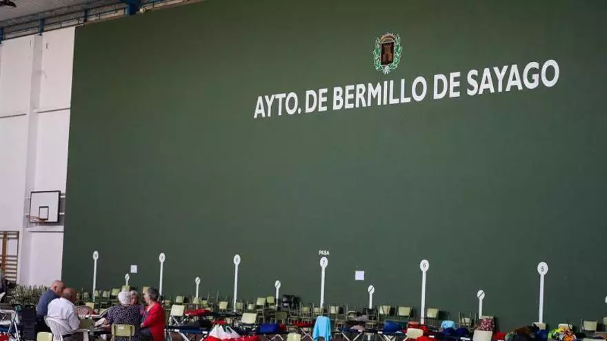 El pabellón de Bermillo de Sayago se vacía ante la estabilización del incendio