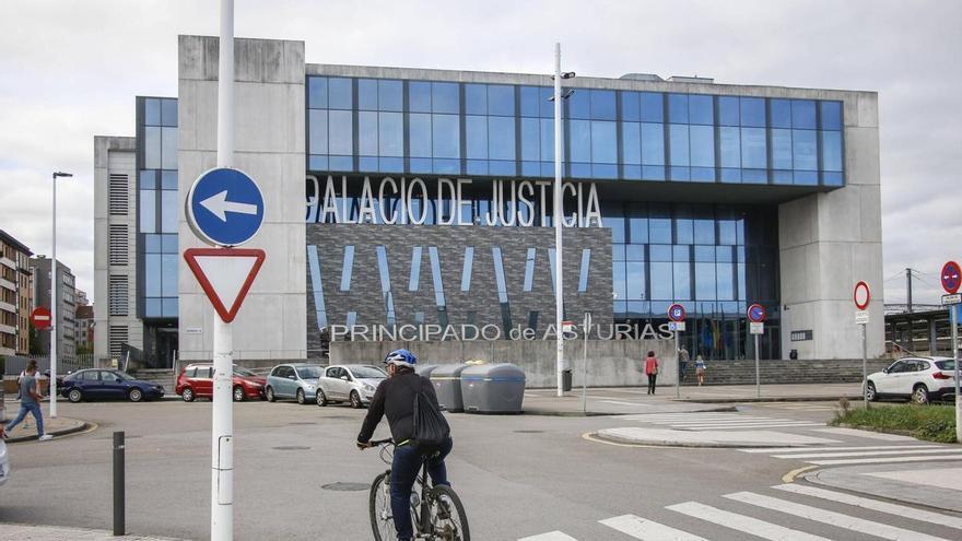 Un exjefe de la Policía Local de Gijón deberá indemnizar con 3.000 euros a un líder sindicalista por "satirizarlo" en una de sus novelas