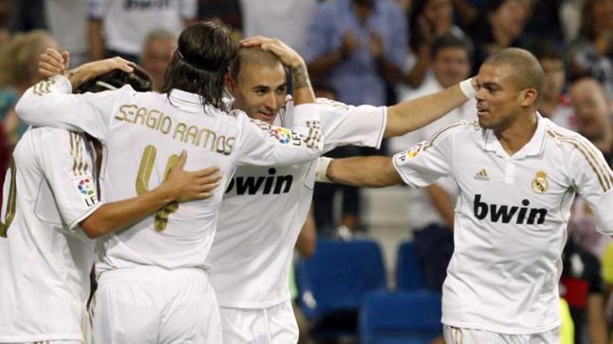 Benzema, aclamado ayer por el Bernabéu tras conseguir dos goles, recibe la felicitación de Özil, Ramos y Pepe.