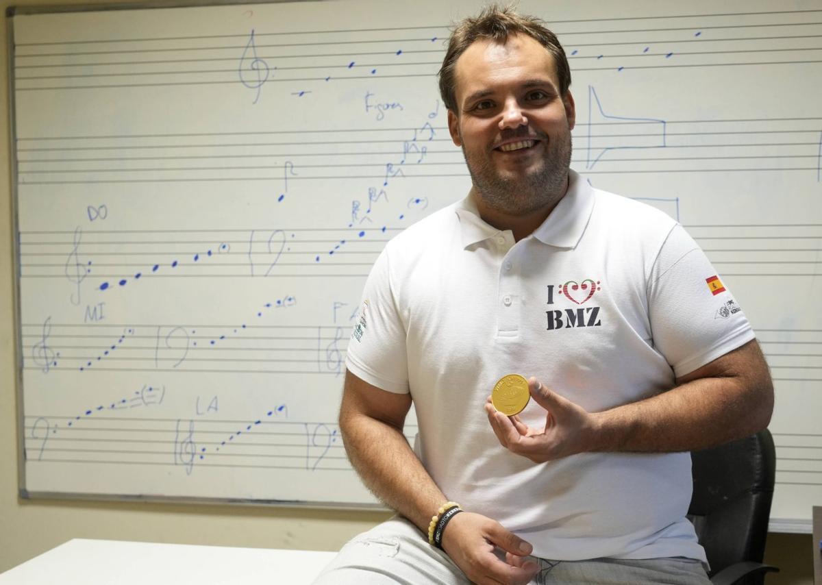 Manuel Alejandro López con la medalla lograda en una de las clases de la escuela de la banda. | JOSÉ LUIS FERNÁNDEZ