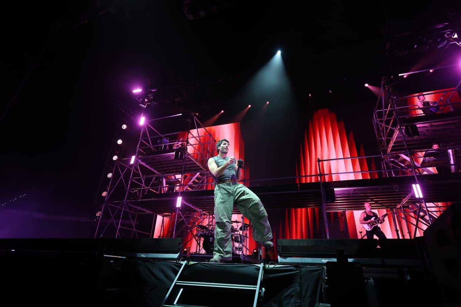 Sebastián Yatra se funde con el público y sus 'Tacones Rojos' pone en pie al Roig Arena