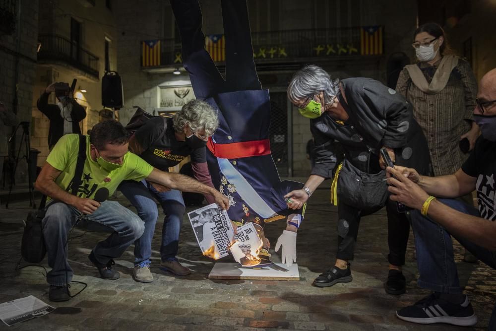 Crema de fotos del rei a Girona.