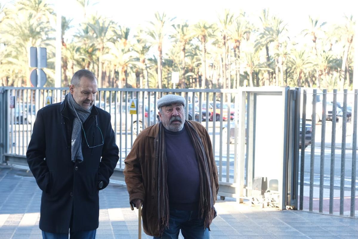 Moya, a la derecha, ha sido el alcalde más longevo en democracia de Bigastro y santo y seña del PSOE durante tres décadas