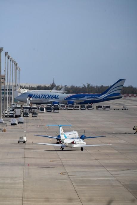 26-03-20  GRAN CANARIA. AEROPUERTO DE GRAN CANARIA. INGENIO TELDE. . Efecto del Covid-19 en el Aeropuerto de Gran Canaria, plataforma de aparcamiento de aviones vacía, últimos turistas y últimos en llegar.  Fotos: Juan Castro.