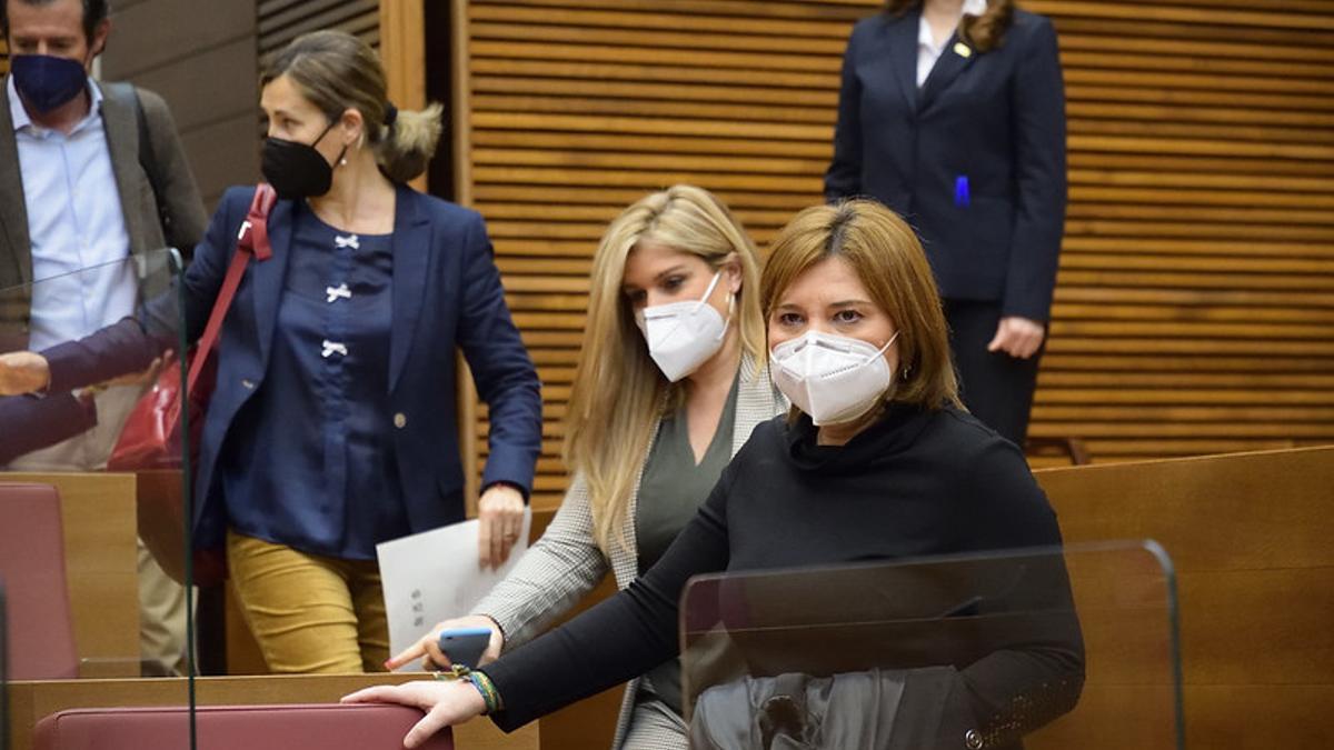 Las diputadas del PP Isabel Bonig, Eva Ortiz y Elena Bastidas en las Corts esta mañana