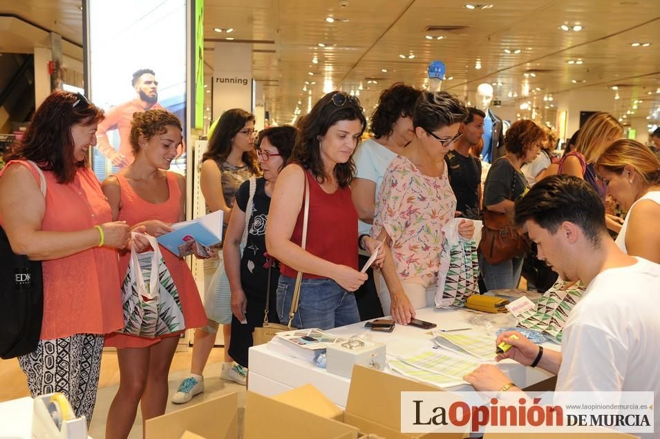 Entrega de dorsales para la Carrera de la Mujer.