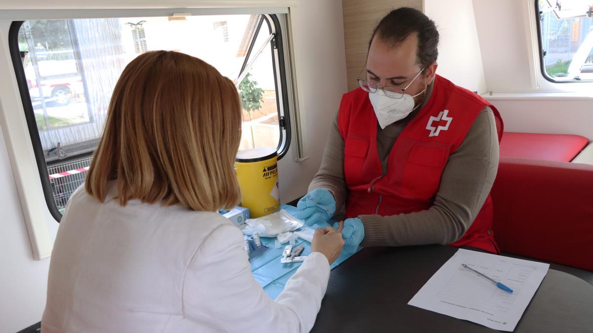 Cruz Roja y el SAS presentan una unidad de cribado de hepatitis C