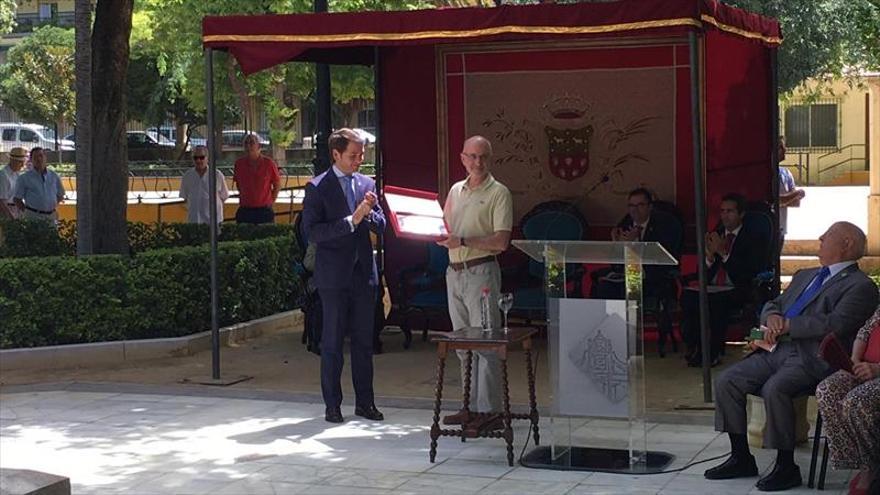 El extremeño Jesús Álvarez recibe el premio Juan Valera por la novela ‘Un zorro en el camino’