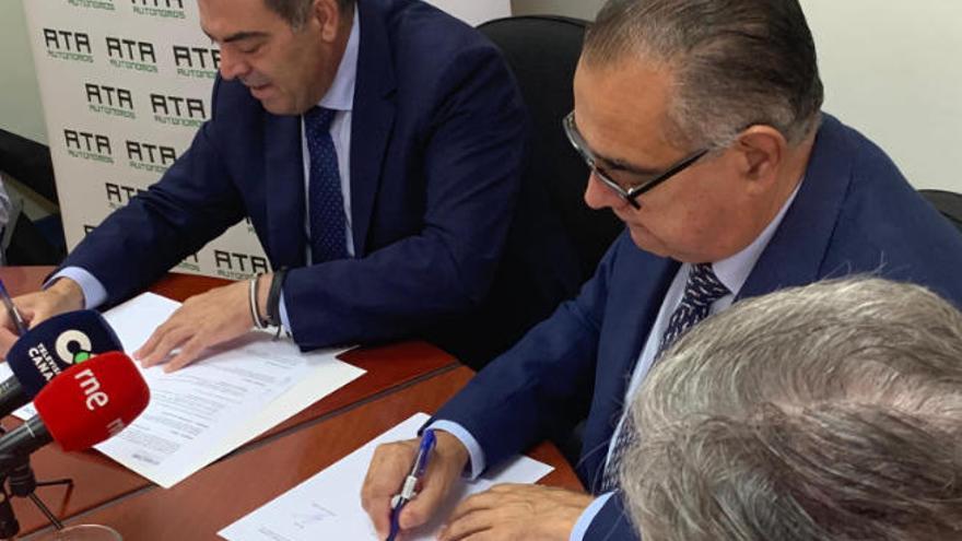 El presidente de ATA, Lorenzo Amor, y el de CEOE-Tenerife, José Carlos Francisco, firman la integración de la asociación de autónomos en la patronal.