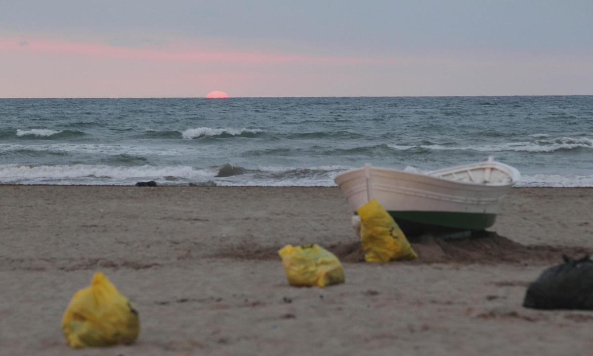 Amenacer en la playa de la Malvarrosa de València.