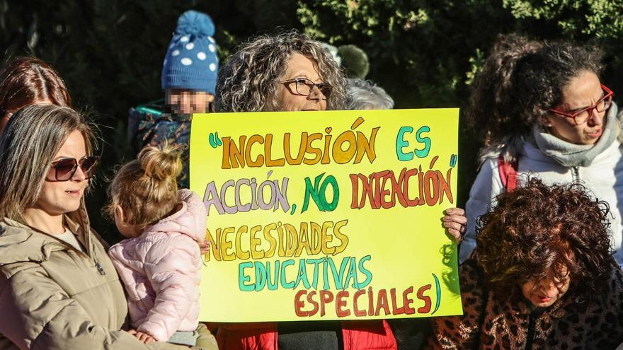 Las familias de la Escuela Infantil El Puente de Elda piden más educadores con una concentración