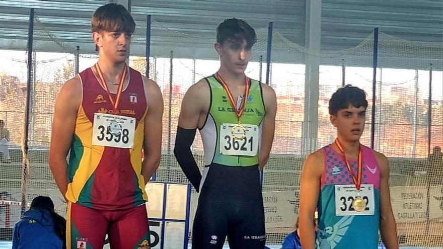 Ruben Revuelta, subcampeon autonomico, en el podio de los 200 m. vallas Pista Cubierta