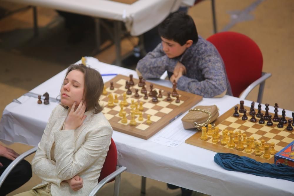 La campeona del mundo de ajedrez Mariya Muzichuk participó en una exhibición en Paterna en la modalidad "a la ciega".