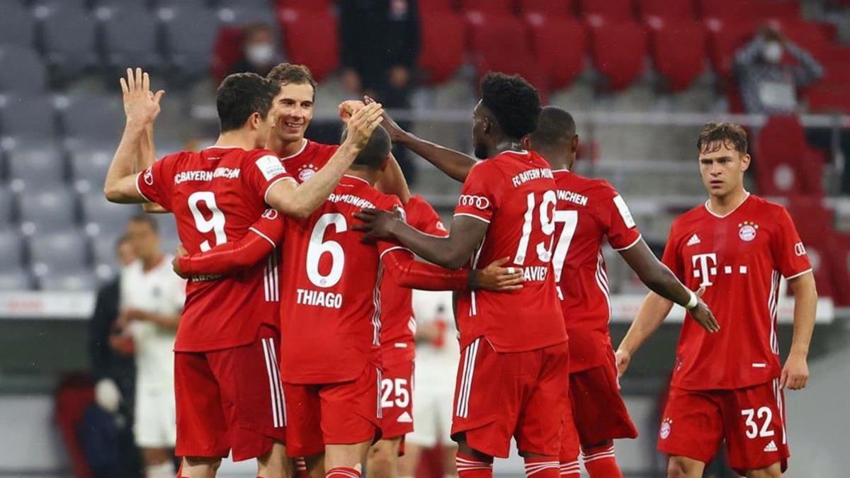 Los jugadores del Bayern festejan la segunda diana, obra de Lewandowski.
