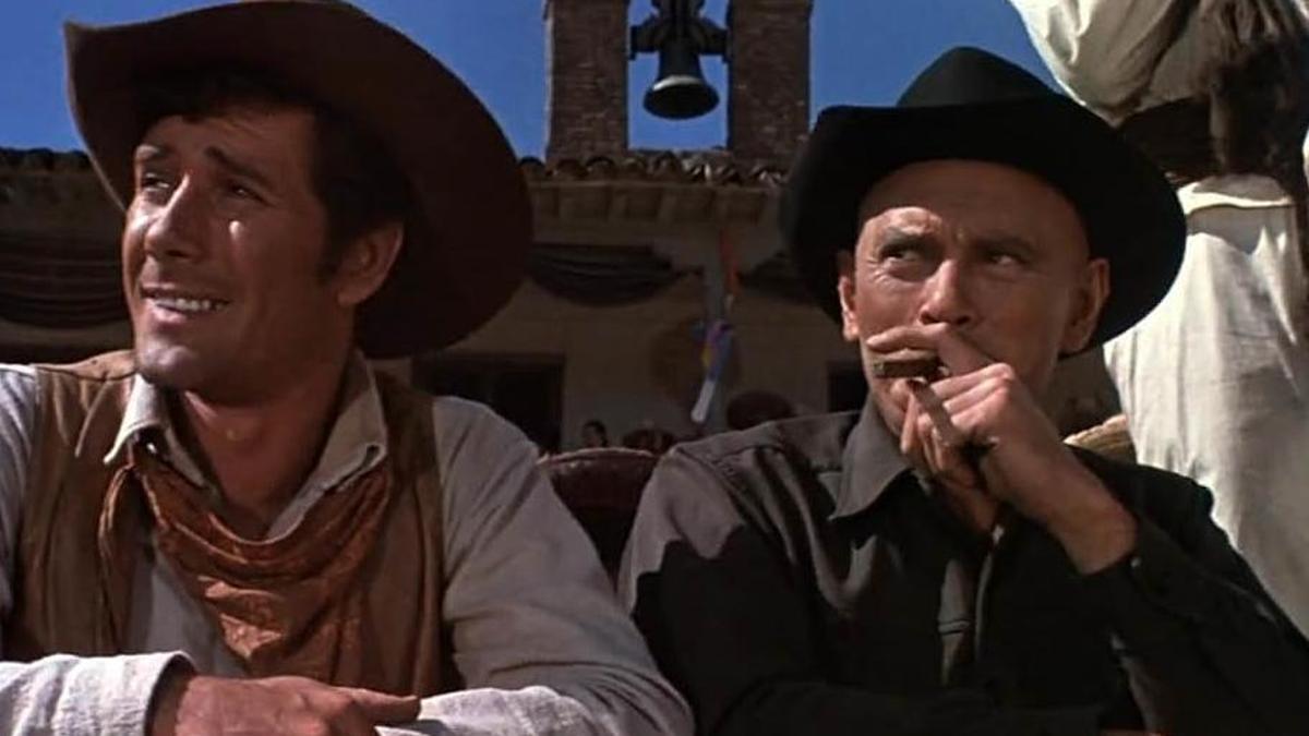 Robert Fuller (izda.) y Yul Brynner en una escena de 'El regreso de los siete magníficos' rodada en la Plaza Mayor de Colmenar de Oreja.