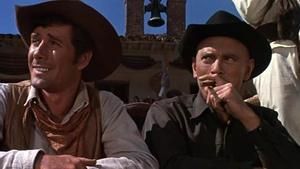 Robert Fuller (izda.) y Yul Brynner en una escena de El regreso de los siete magníficos rodada en la Plaza Mayor de Colmenar de Oreja.