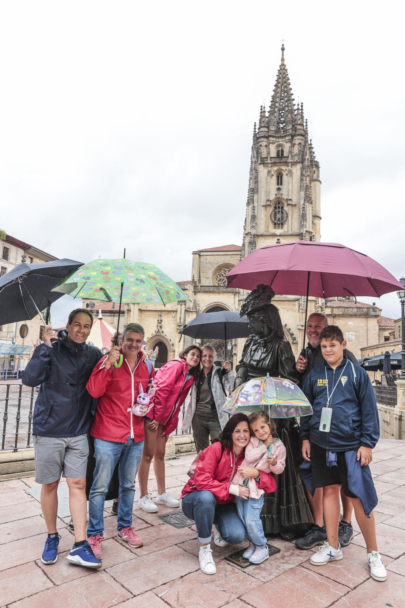 En imágenes: Los turistas, preparados para las lluvias asturianas