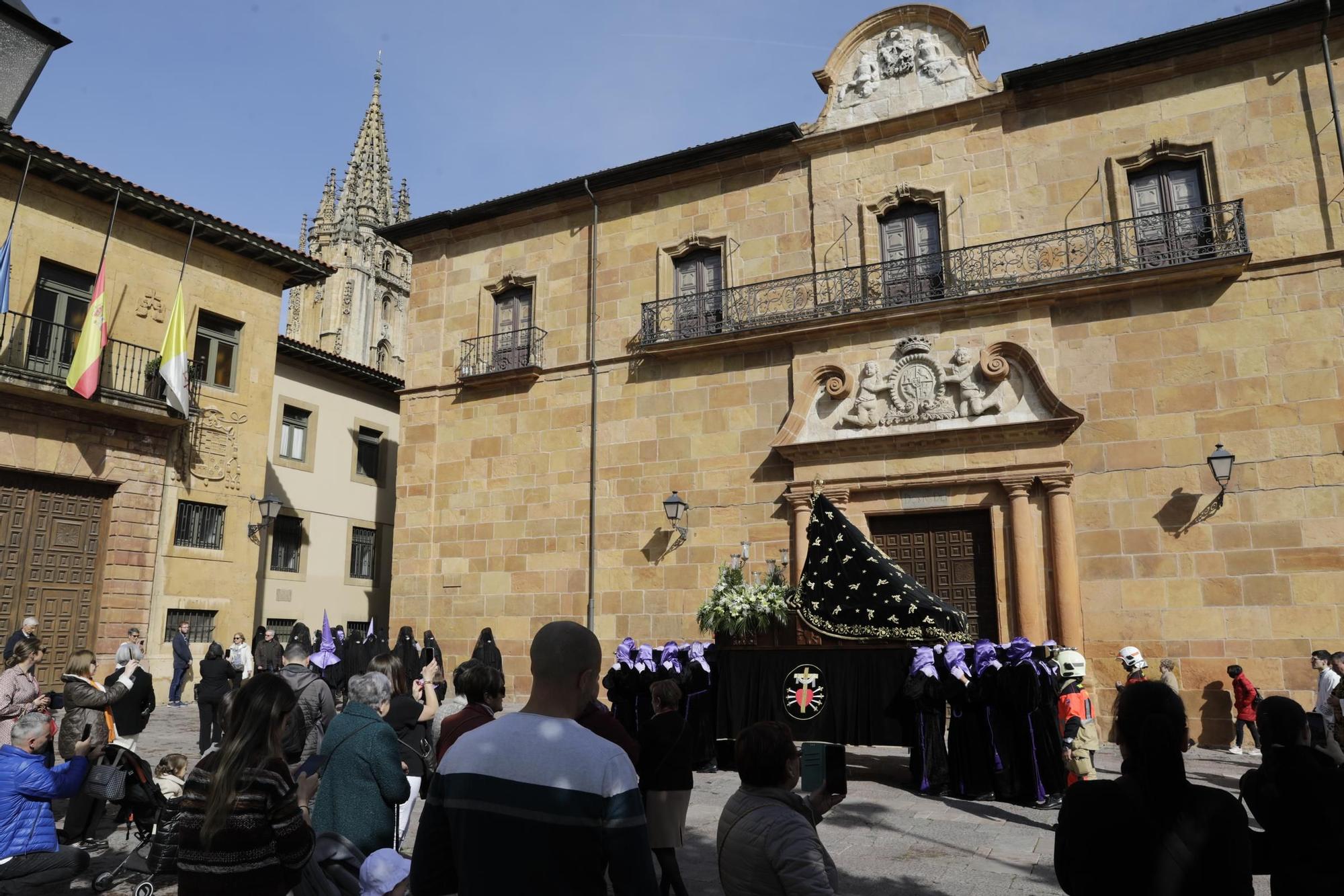 La Dolorosa atraviesa el Oviedo Antiguo: así fue la procesión de la Soledad