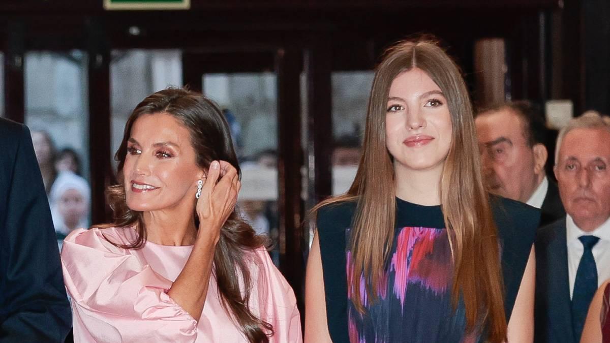 La reina Letizia y la infanta Sofía en el concierto previo a los Premios Princesa de Asturias