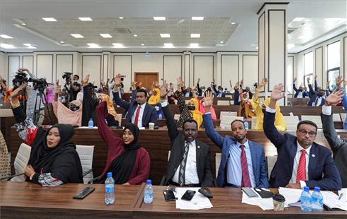 Los legisladores somalís alzan la mano para aprobar la continuidad del mandato de Farmajo.