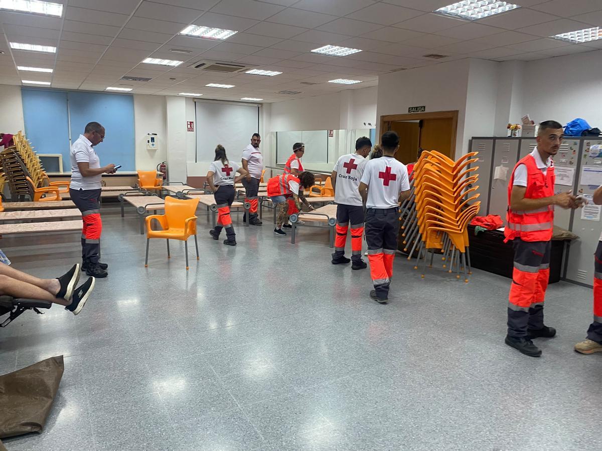 Voluntarios de la Cruz Roja habitúan las instalaciones de Camposol para acoger a los vecinos afectados por el fuego.