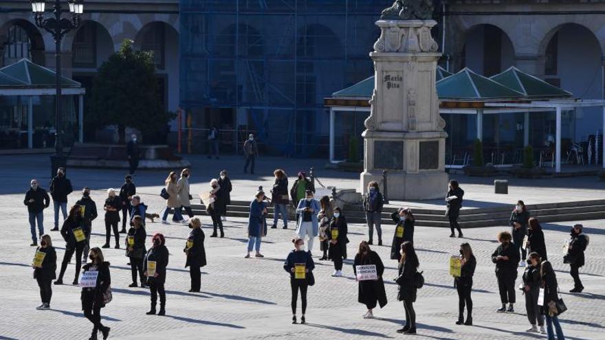 Concentración de autónomos del sector de la peluquería, en María Pita el mes pasado. |   // VÍCTOR ECHAVE