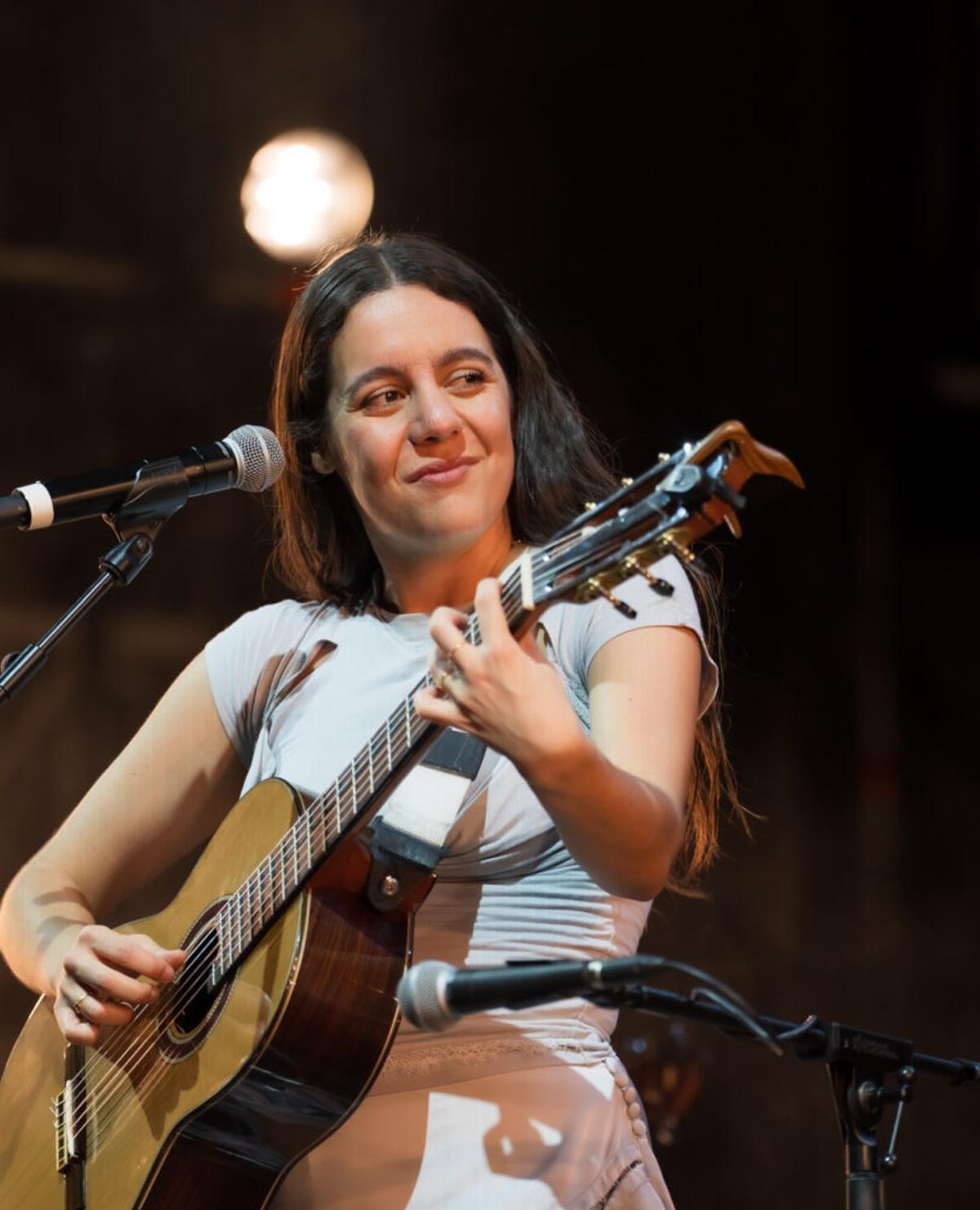 Valeria Castro protagonizó el concierto sorpresa de Condeduque.